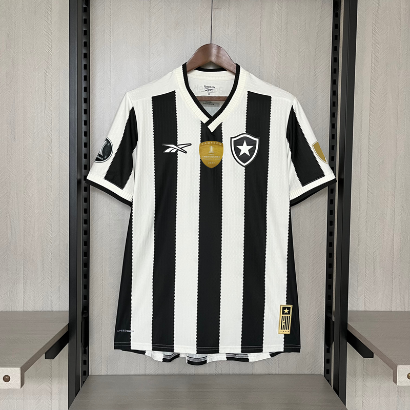 CAMISETA BOTAFOGO I COM 24/25 - COM PATCHS CAMPEÃO LIBERTADORES - HOMBRE